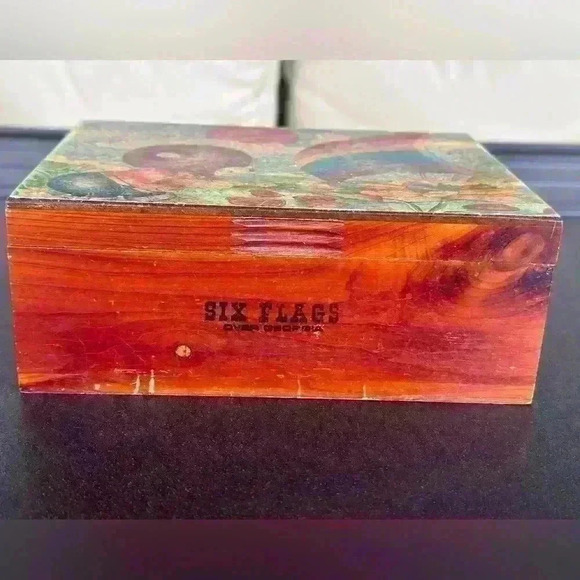 Vintage trinket box. Six Flags over Georgia. Iridescent colors. Rainbow colors - Picture 2 of 6